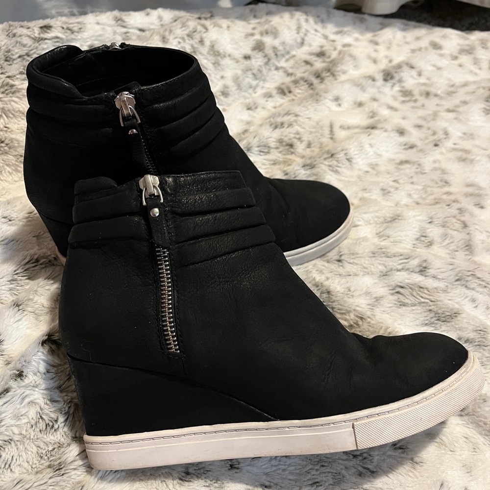 Linea Paola Black Wedge Sneaker